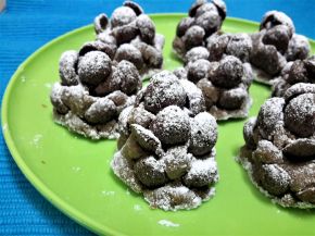 Снимка 2 от рецепта за Сладки елхички от бисквити и шоколадови мидички