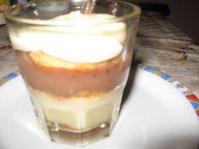 Снимка 2 от рецепта за Сладкиш от ванилов крем с блатчета в чаша