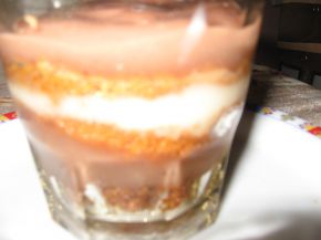 Снимка 3 от рецепта за Сладкиш от ванилов крем с блатчета в чаша