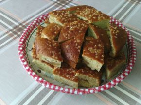 Снимка 2 от рецепта за Сладкиш със сладко от круши и натрошени бадеми