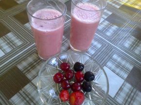 Снимка 2 от рецепта за Смути с вишни, череши и ягоди