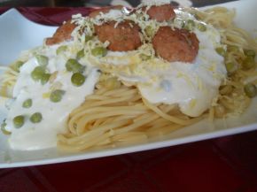 Снимка 2 от рецепта за Спагети с кюфтенца, грах и бял сос