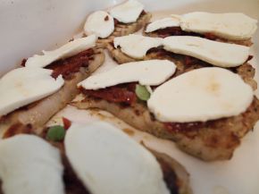 Снимка 3 от рецепта за Свински филенца с моцарела и сушени домати