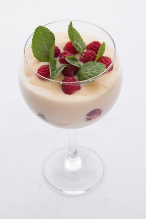 Снимка 3 от рецепта за Тирамису с малини/ягоди и бял шоколад