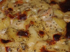 Снимка 2 от рецепта за Запечени картофки с пилешко филе и топено сирене