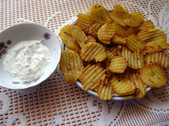 Снимка 1 от рецепта за Пържени къдрави картофи с млечен сос