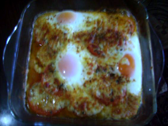 Снимка 1 от рецепта за Яйца върху домати на фурна
