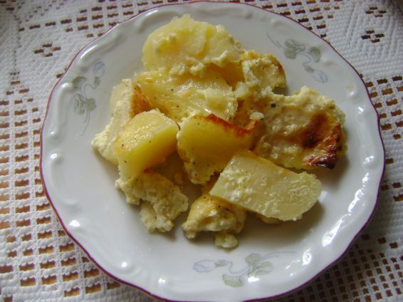 Снимка 1 от рецепта за Запечени картофи с яйца и сирене