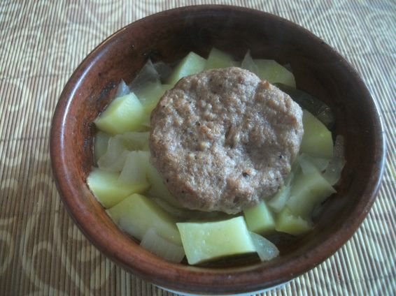 Снимка 1 от рецепта за Гювечета с картофи и кюфтенца