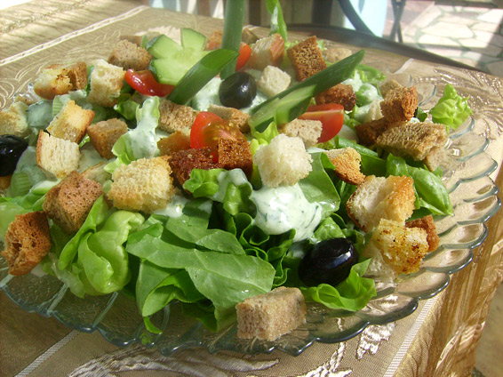 Снимка 1 от рецепта за Зелена салата с крутони и крем от див лук