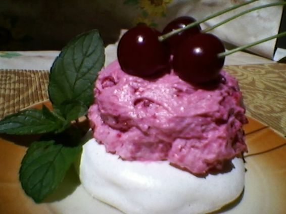 Снимка 1 от рецепта за Мус от вишни върху белтъчна бисквитка