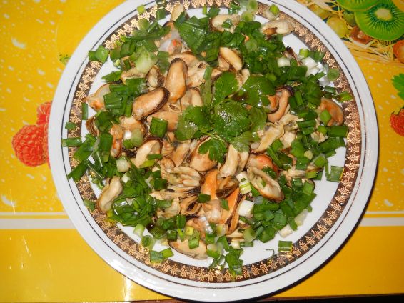 Снимка 1 от рецепта за Салата от миди със зелен лук и магданоз