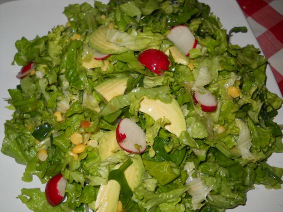 Снимка 1 от рецепта за Зелена салата с авокадо и царевица