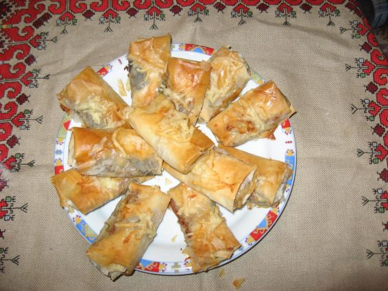 Снимка 1 от рецепта за Вкусни пликчета с пилешко месо, гъбки и топено сирене Снимка 1 от рецепта за Вкусни пликчета с пилешко месо, гъбки и топено сирене