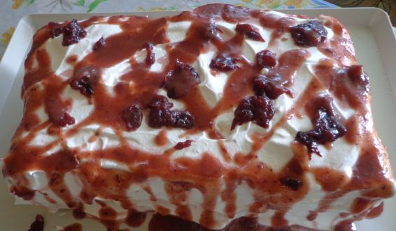 Снимка 1 от рецепта за Бисквитена торта с домашно сладко от сливи