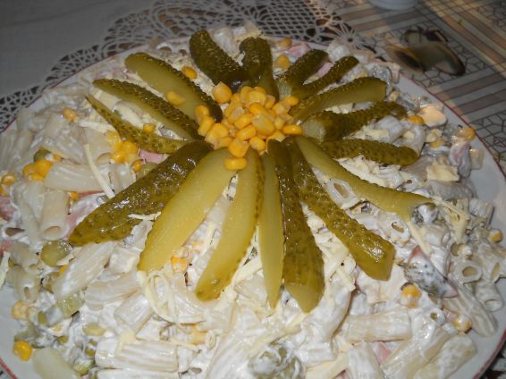 Снимка 1 от рецепта за Макаронена салата с кисели краставички, грах и царевица Снимка 1 от рецепта за Макаронена салата с кисели краставички, грах и царевица