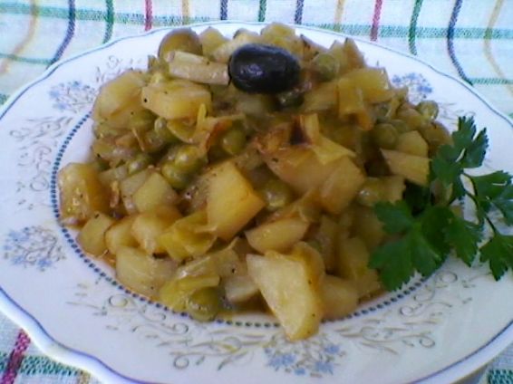 Снимка 1 от рецепта за Ястие с праз, картофи, грах и маслини в гювече Снимка 1 от рецепта за Ястие с праз, картофи, грах и маслини в гювече