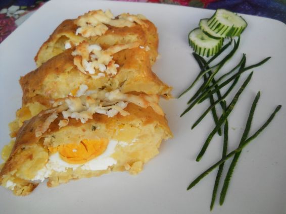 Снимка 1 от рецепта за Картофено руло с плънка от сирене и варени яйца