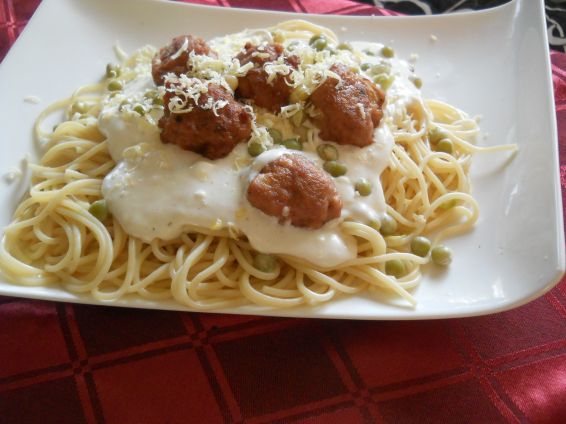Снимка 1 от рецепта за Спагети с кюфтенца, грах и бял сос