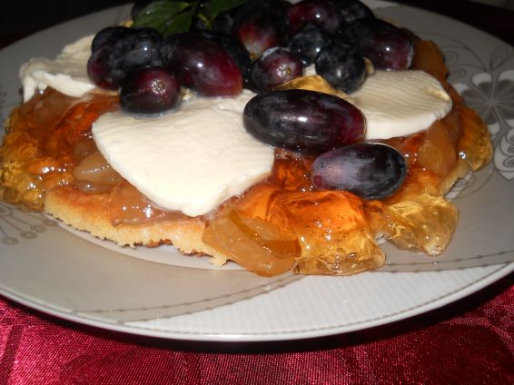 Снимка 1 от рецепта за Маслена бисквита с желе от круши, моцарела и грозде