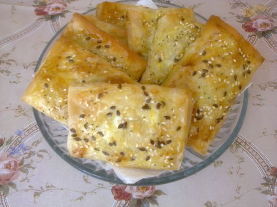 Снимка 1 от рецепта за Малки банички със сусам и сирене