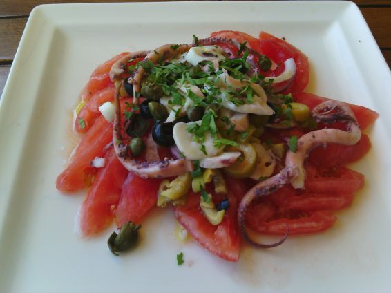 Снимка 1 от рецепта за Салата с калмари, домати, маслини и каперси