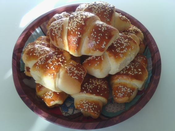 Снимка 1 от рецепта за Вкусни кифли с роле и сусам Снимка 1 от рецепта за Вкусни кифли с роле и сусам