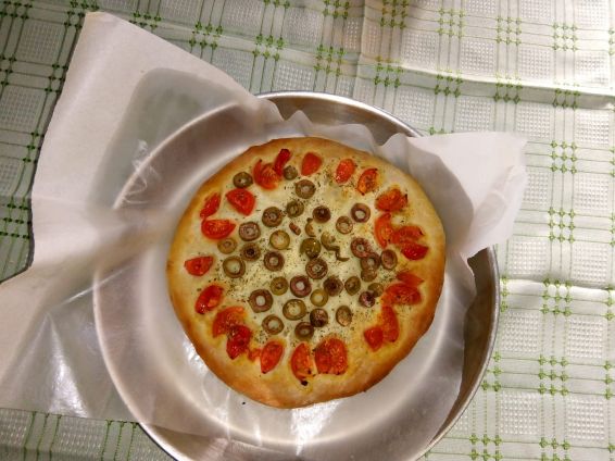 Снимка 1 от рецепта за Фокача с маслини и чери домати
