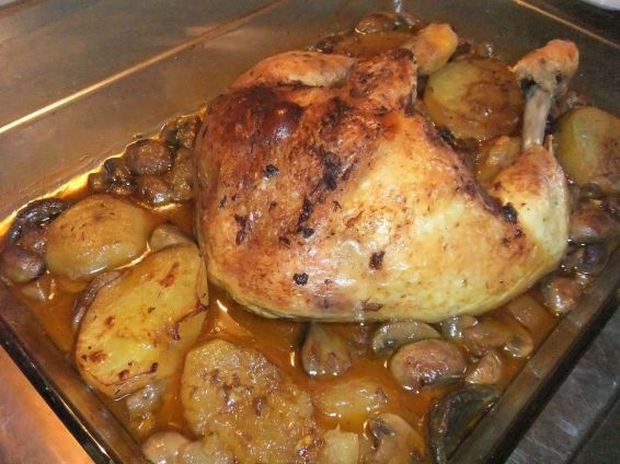 Снимка 1 от рецепта за Печено пиле с гъби, картофи и счукан чесън