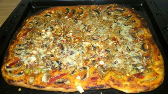 Снимка 4 от рецепта за Домашна пица - III вариант