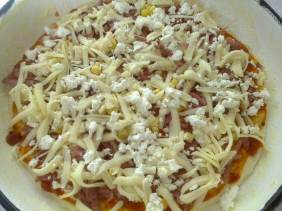 Снимка 7 от рецепта за Домашна пица с богата плънка
