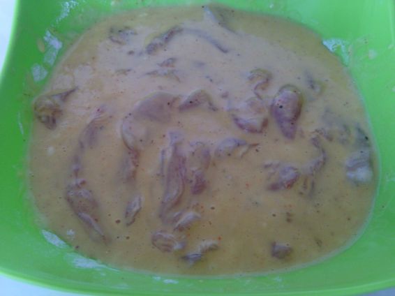 Снимка 2 от рецепта за Хапки от бяло месо в бирена панировка