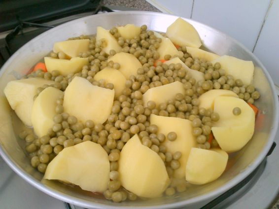 Снимка 2 от рецепта за Яхния грах с картофи