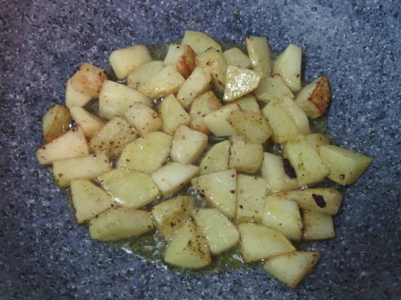 Снимка 8 от рецепта за Картофи соте с копър и чесън