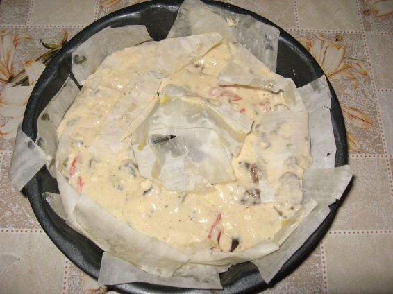 Снимка 2 от рецепта за Кексов венец с пилешко, гъби и още вкусове