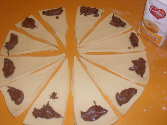 Снимка 3 от рецепта за Кифли с течен шоколад и ром