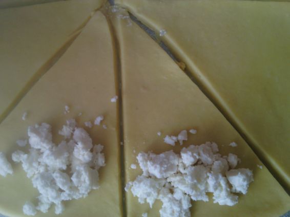 Снимка 3 от рецепта за Кифли със зехтин, сирене и ким