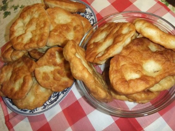 Снимка 2 от рецепта за Мекици с кисело и прясно мляко Снимка 2 от рецепта за Мекици с кисело и прясно мляко