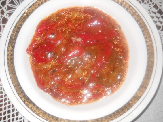 Снимка 3 от рецепта за Печени чушки с доматен сок и лук