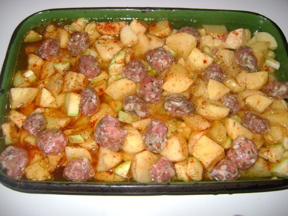 Снимка 2 от рецепта за Печени кюфтета с картофи и тиквички