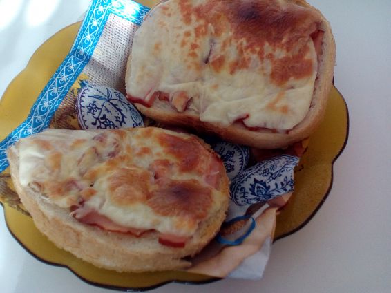 Снимка 11 от рецепта за Печени сандвичи с наденица и кашкавал