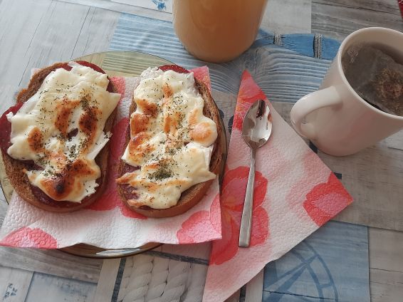 Снимка 19 от рецепта за Печени сандвичи с наденица и кашкавал