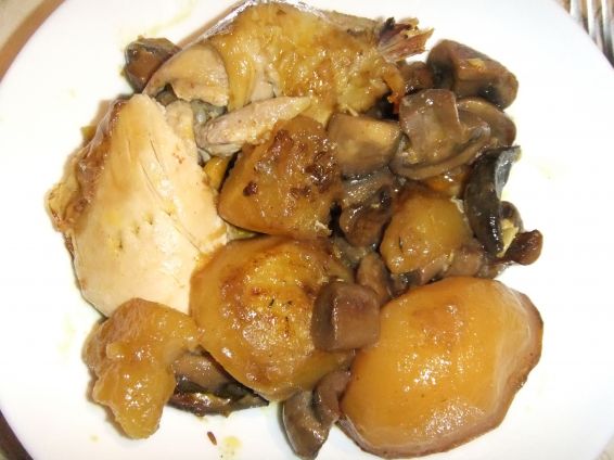Снимка 5 от рецепта за Печено пиле с гъби, картофи и счукан чесън