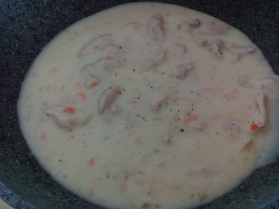 Снимка 2 от рецепта за Пилешки късчета със сос, заквасена сметана, морков и лук