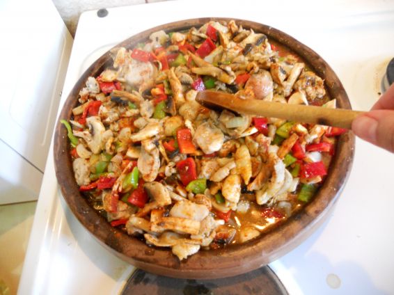 Снимка 3 от рецепта за Пилешко със зеленчуци на сач