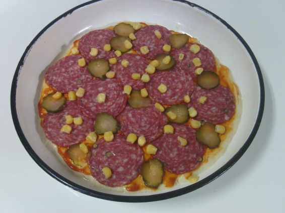 Снимка 2 от рецепта за Пица с кашкавал, сирене и луканков салам