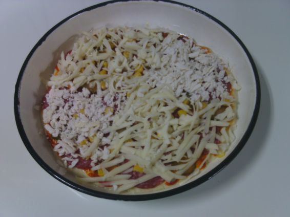 Снимка 3 от рецепта за Пица с кашкавал, сирене и луканков салам