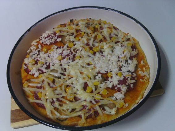 Снимка 4 от рецепта за Пица с кашкавал, сирене и луканков салам