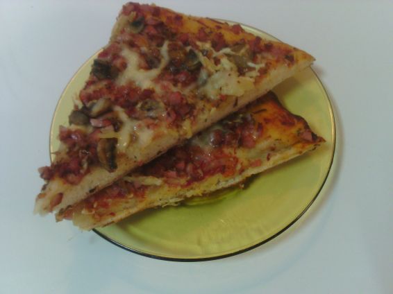 Снимка 2 от рецепта за Пица с пресни печурки и колбас