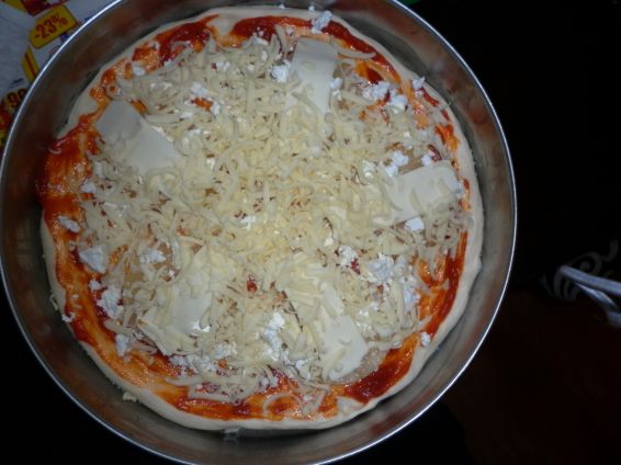 Снимка 2 от рецепта за Пица със сирена